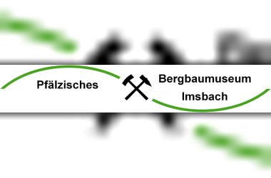 Ligne ondulée interrompue en son milieu par des maillets et des fers croisés. L'inscription "Pfälzisches Bergbaumuseum Imsbach" (Musée de la mine du Palatinat) est également présente.