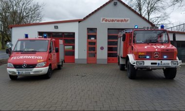 Bild von zwei Einsatzwagen vor dem Feuerwehrgebäude in Imsbach